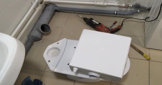 Установка напольного унитаза в Чапаевске: монтаж под ключ от СантехДомЧпв от 5229 рублей.
